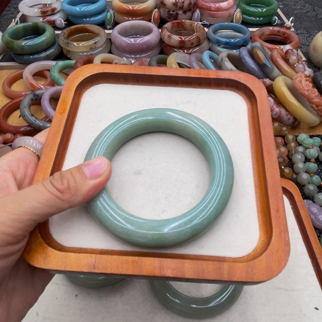 菡***菡石英质玉未镶嵌圈口53/54