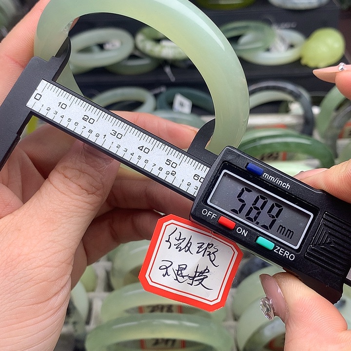 蛇纹石玉手镯未镶嵌320