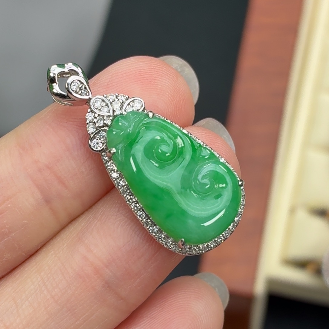 翡翠18K金镶嵌颈饰