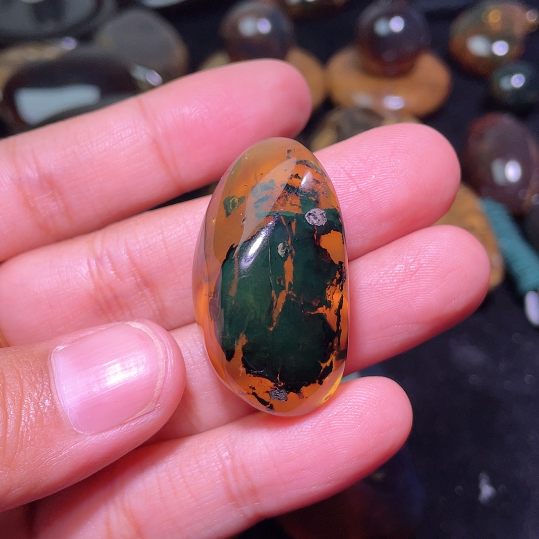 琥珀裸石未镶嵌，