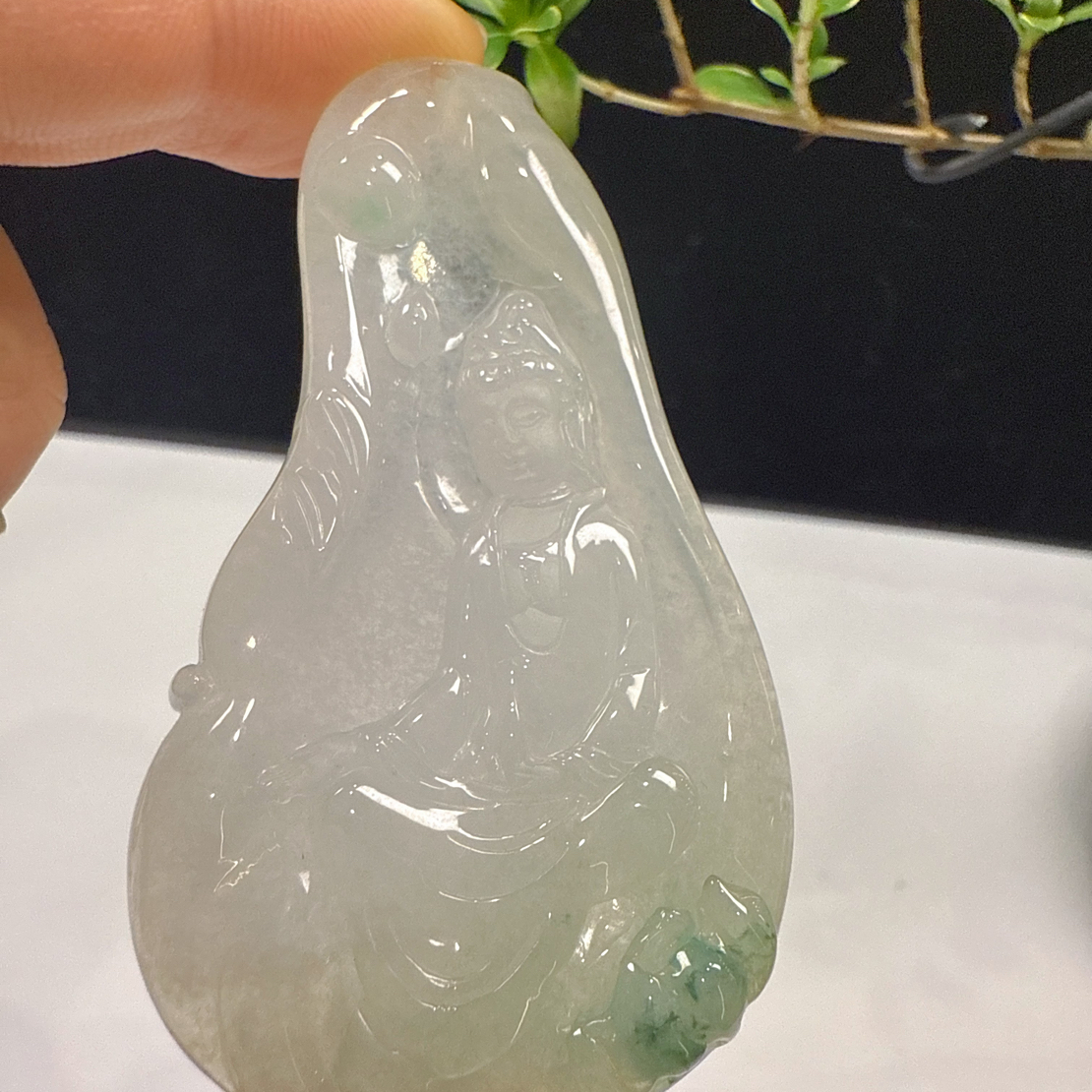 A货翡翠飘绿莲花观音冰透雕刻精美