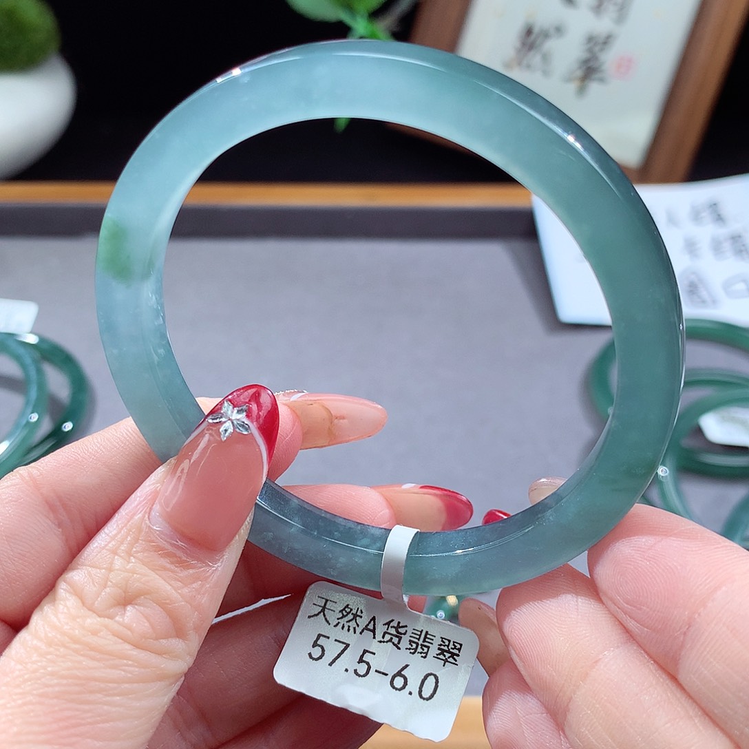 翡翠手镯（圆镯）未镶嵌