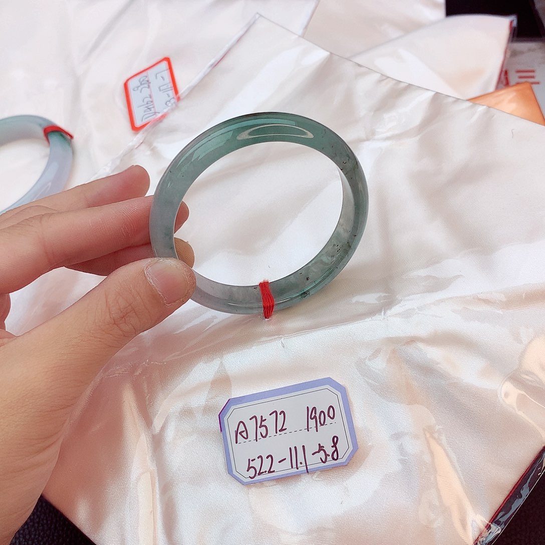 翡翠手镯未镶嵌翡翠