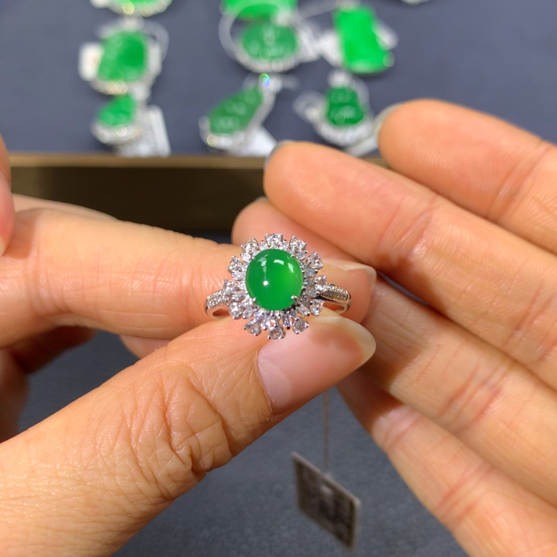 翡翠戒指18K金镶嵌翡翠