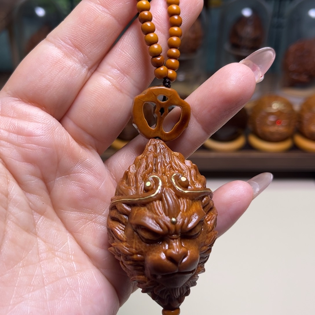 橄榄核把件镶嵌大圣手把 三点七左右