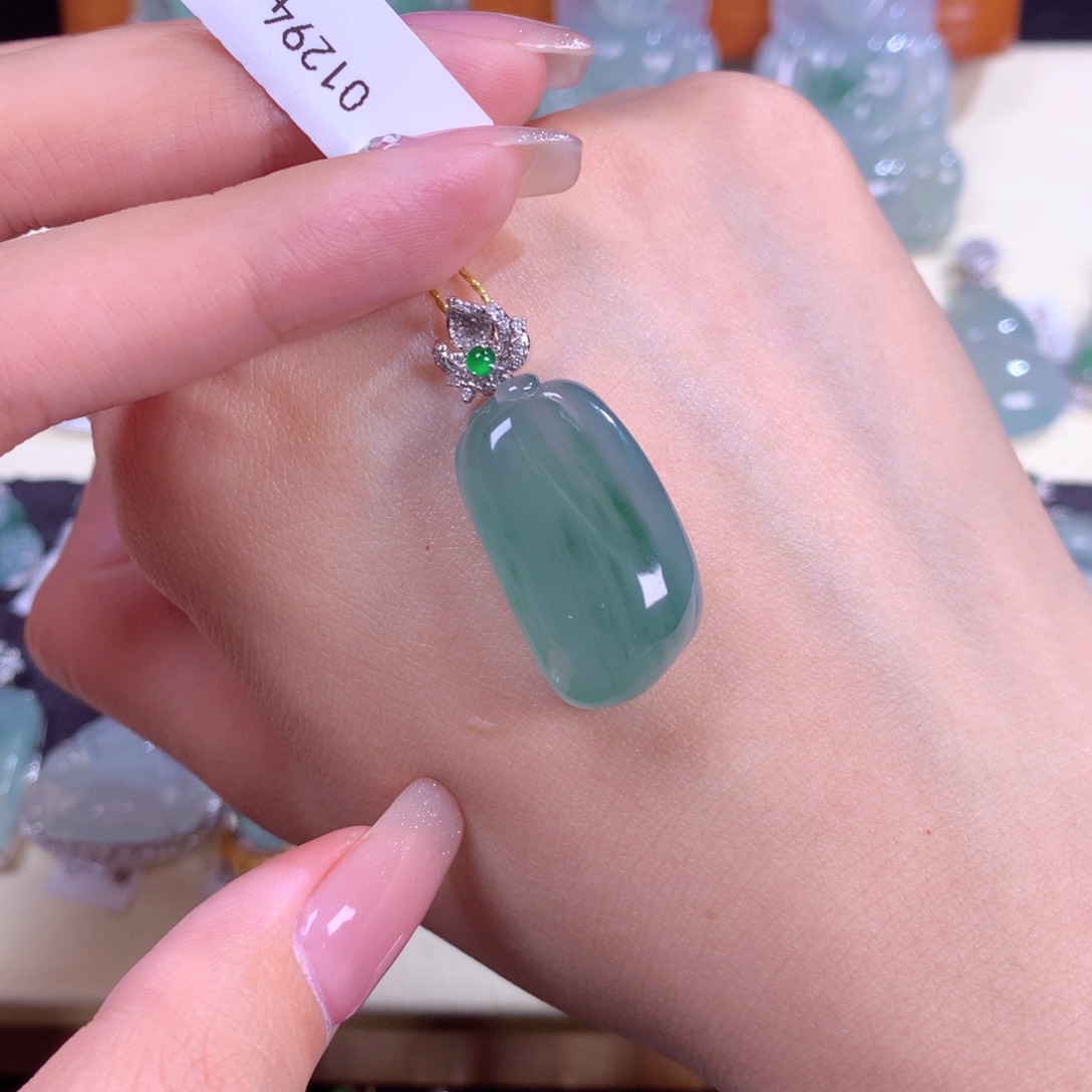 翡翠颈饰18K金镶嵌三*森福瓜