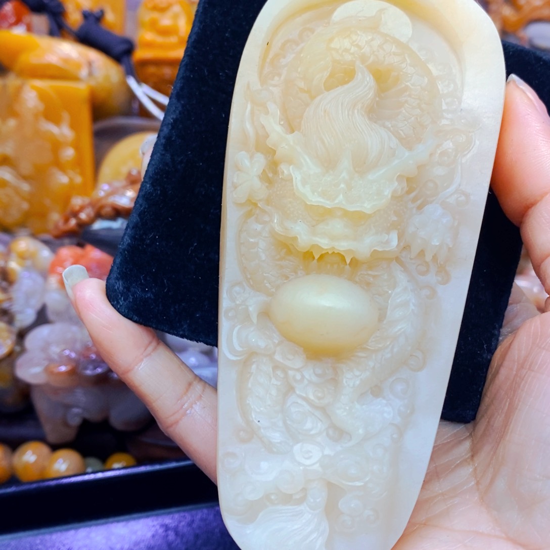 未镶嵌石英质玉（黄龙玉）颈饰