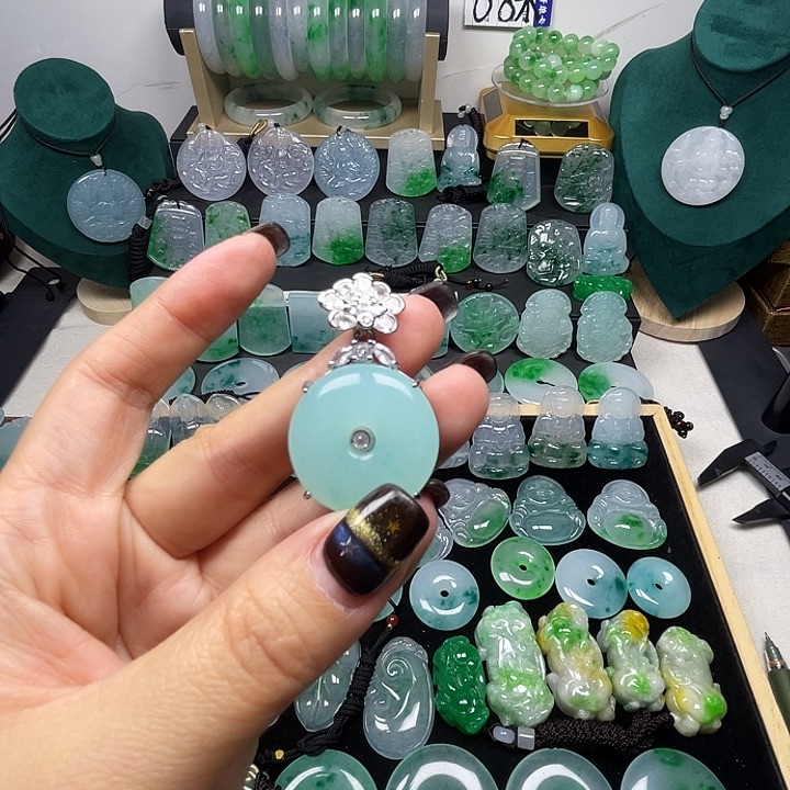 翡翠未镶嵌颈饰平安