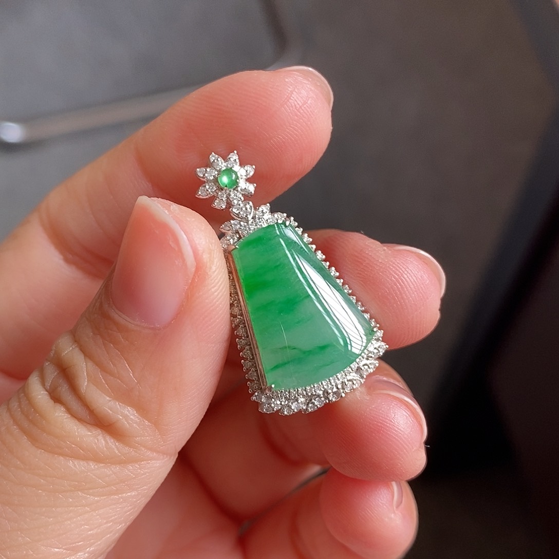 翡翠颈饰18K金镶嵌绿花无事牌