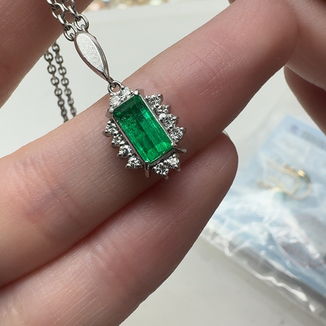 未镶嵌祖母绿颈饰