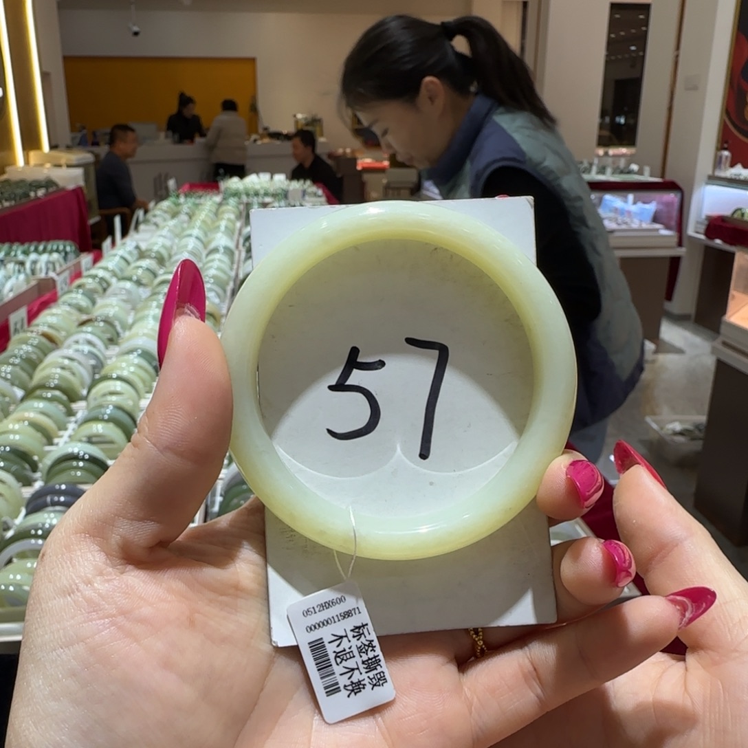 莉***莉和田玉未镶嵌手镯968