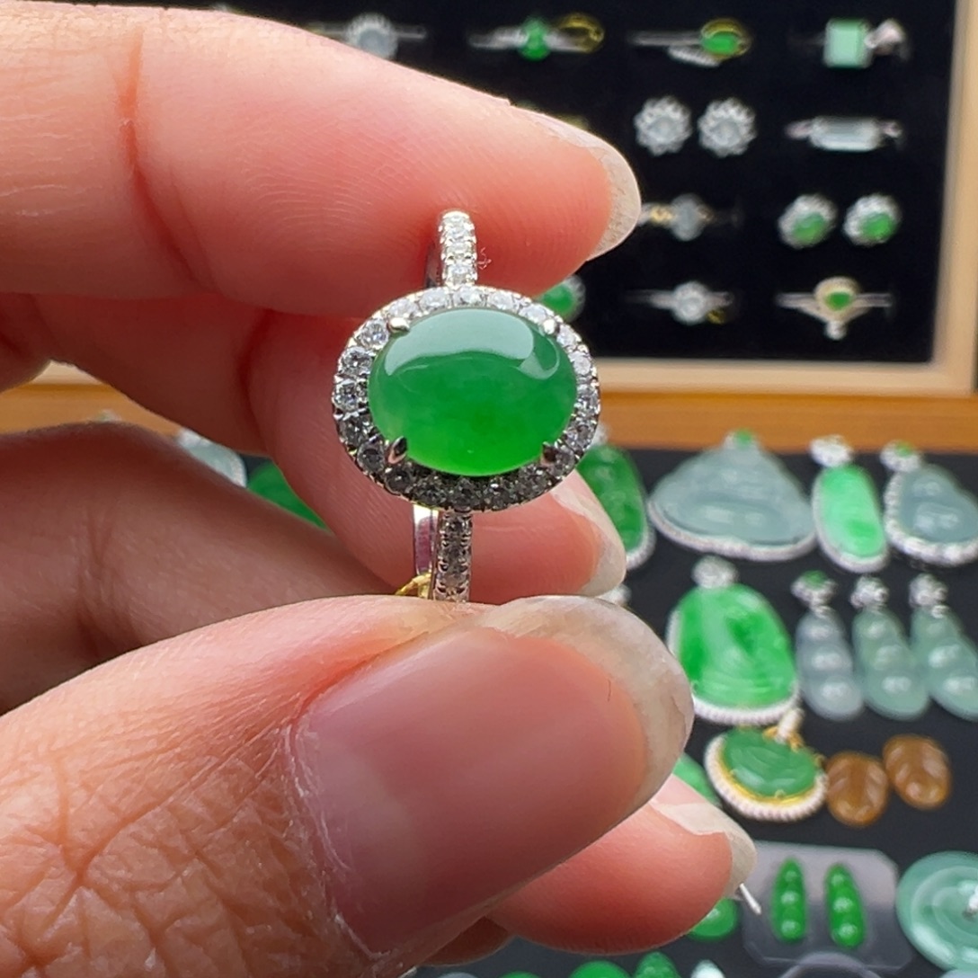 翡翠18K金镶嵌颈饰戒指