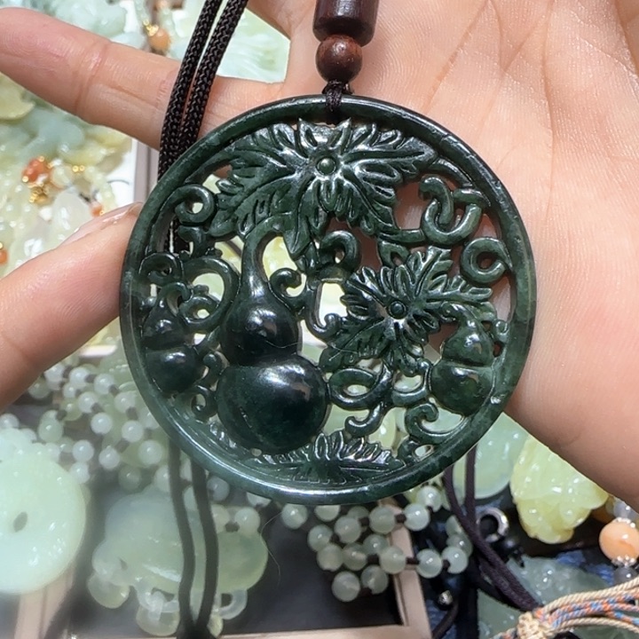 蛇纹石玉未镶嵌吊坠