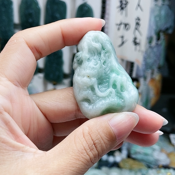 颈饰足铂镶嵌翡翠翡翠