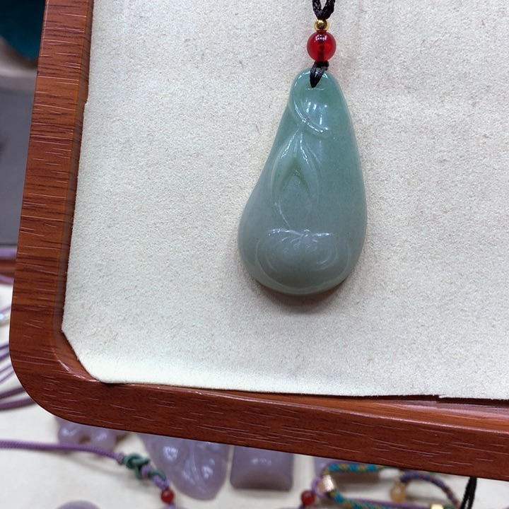 石英质玉颈饰合金