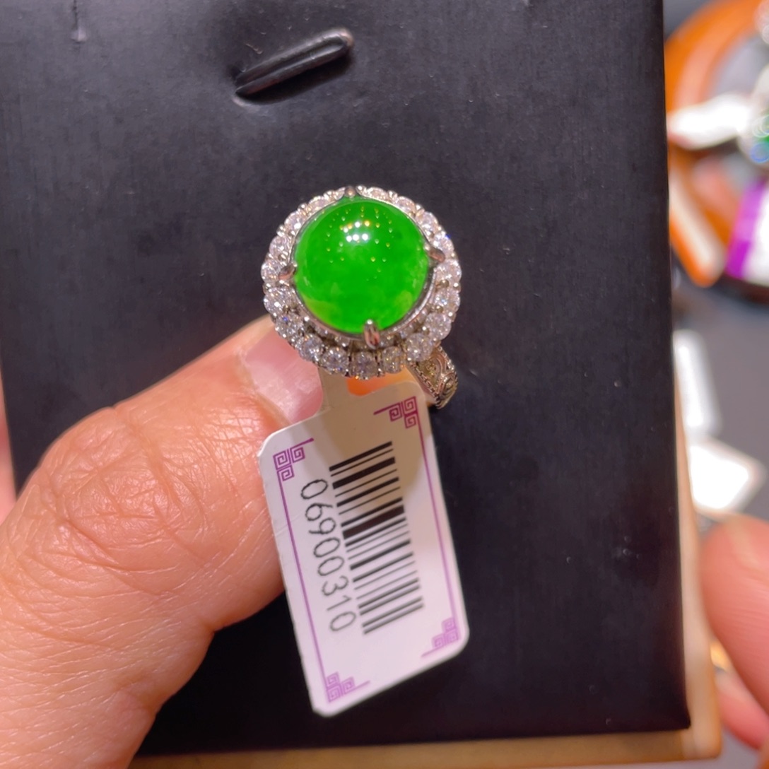 翡翠未镶嵌颈饰戒指