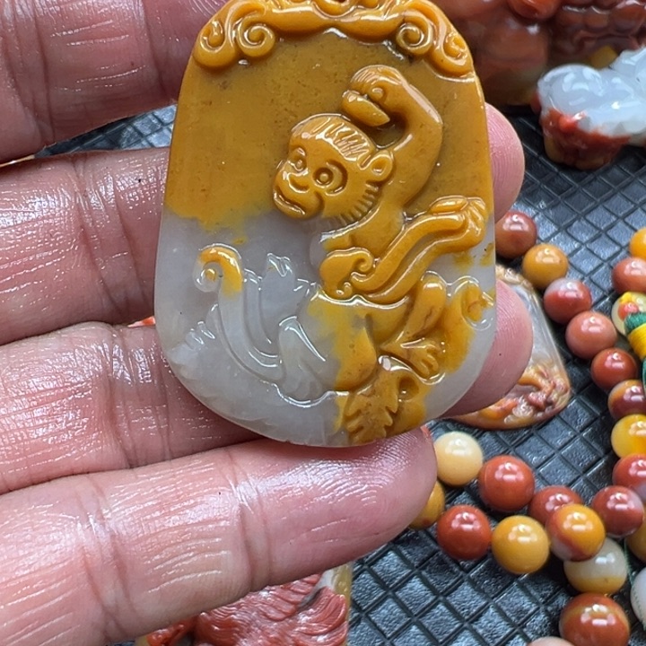 石英质玉（黄龙玉）颈饰未镶嵌