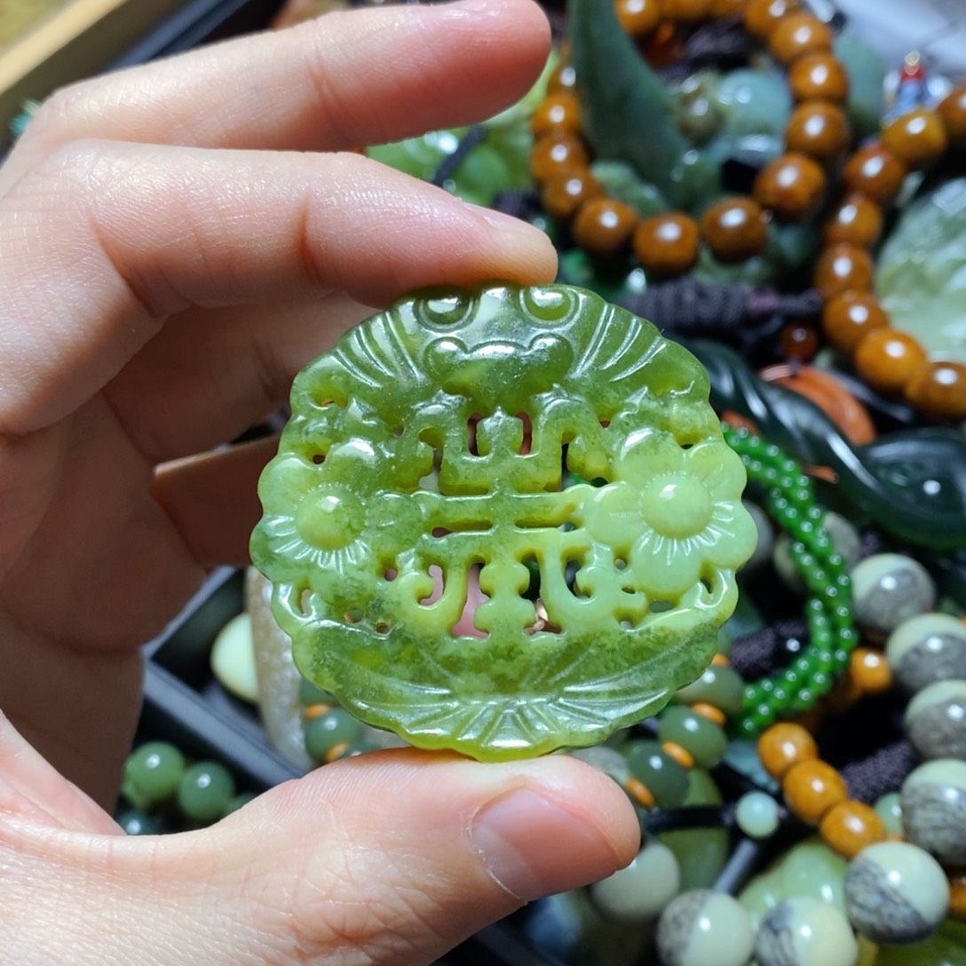 蛇纹石玉未镶嵌颈饰