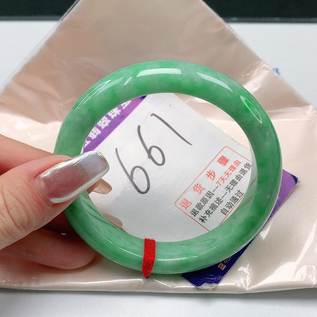 翡翠手镯未镶嵌翡翠手镯