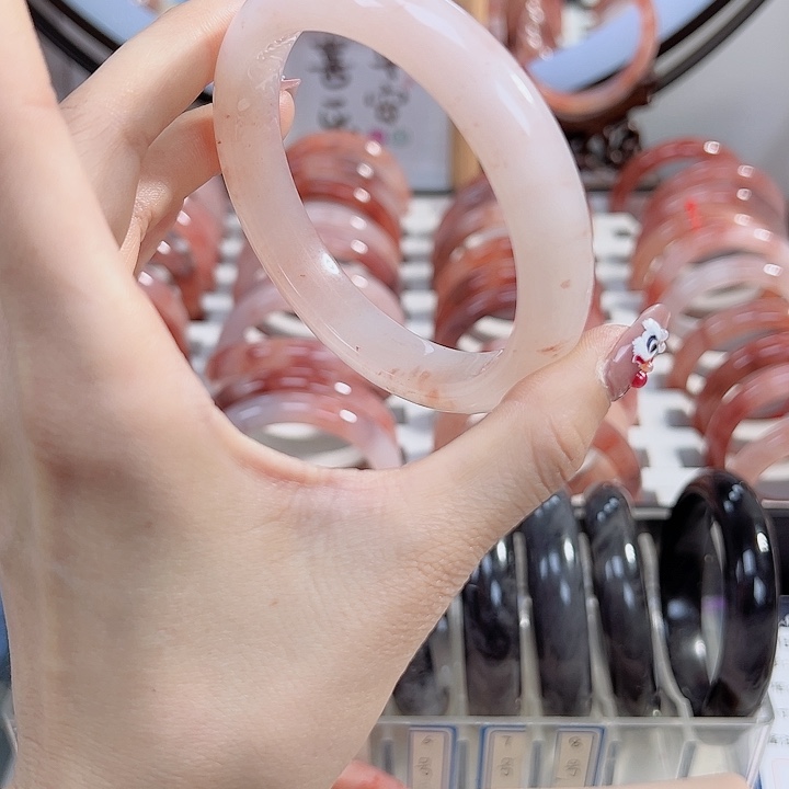 石英质玉手镯未镶嵌小***?