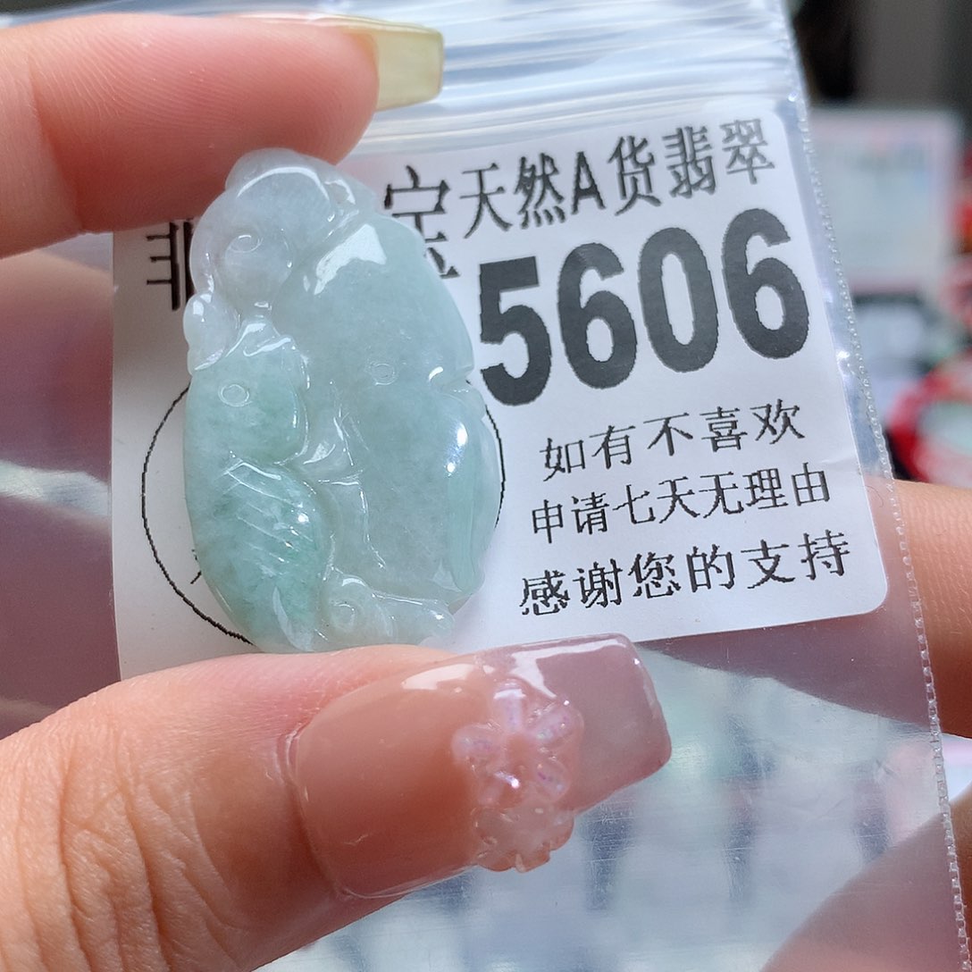 翡翠未镶嵌颈饰，
