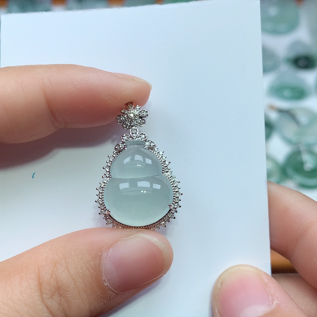 翡翠颈饰18K金镶嵌葫芦