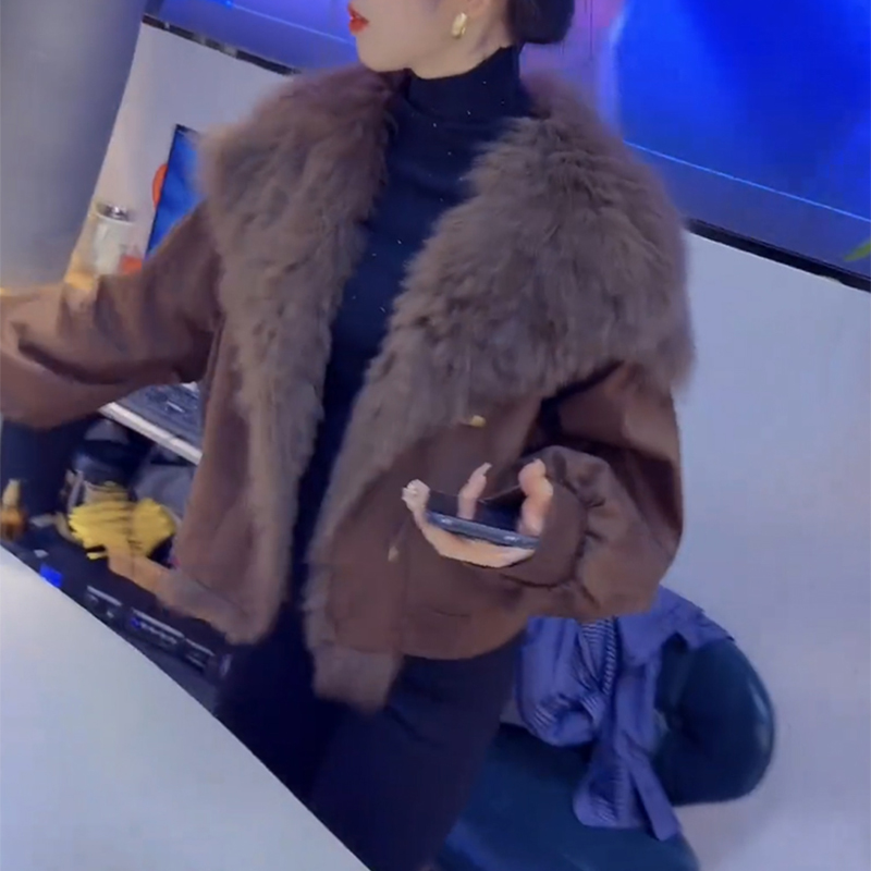 2025年冬季网红新款时尚洋气宽松高级感欧货大毛领棉服短款外套女