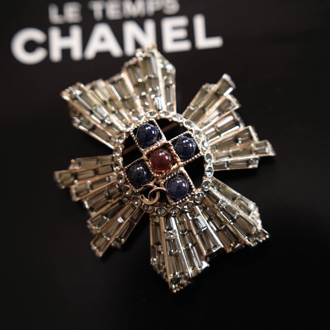 Chanel 灰钻琉璃芒星胸针