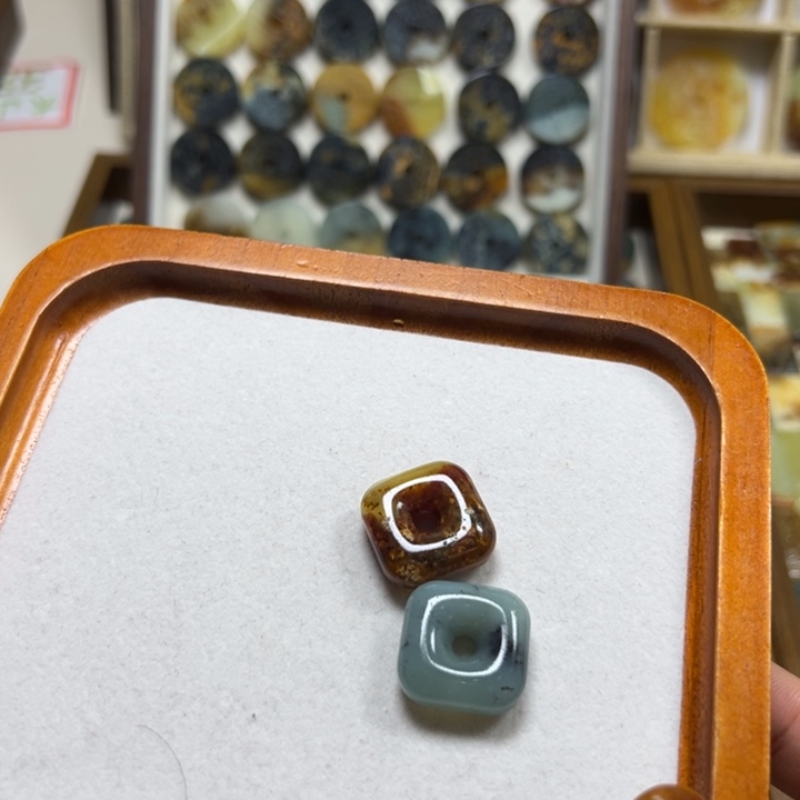 花***心蛇纹石玉未镶嵌颈饰