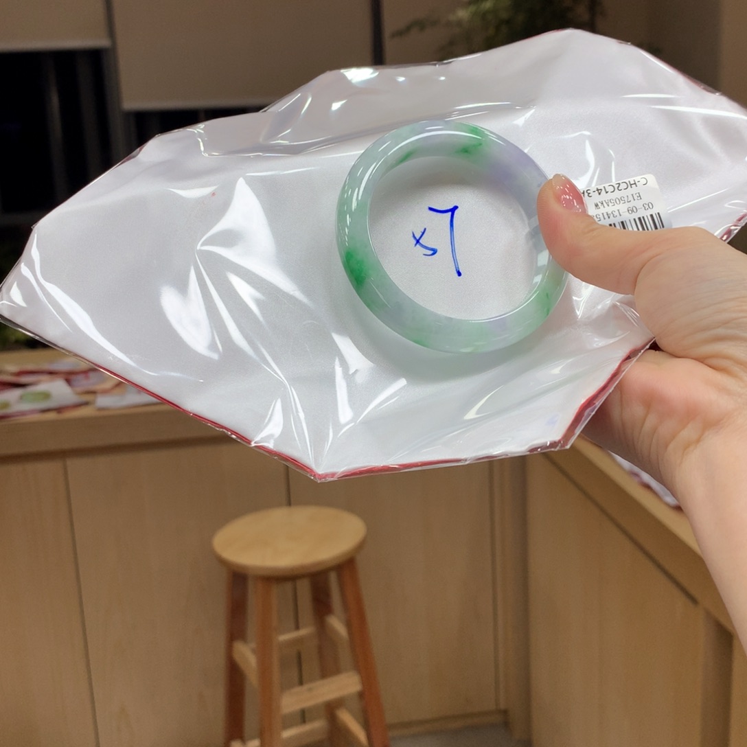 翡翠手镯未镶嵌不退不换