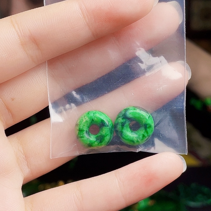 翡翠未镶嵌颈饰多样性