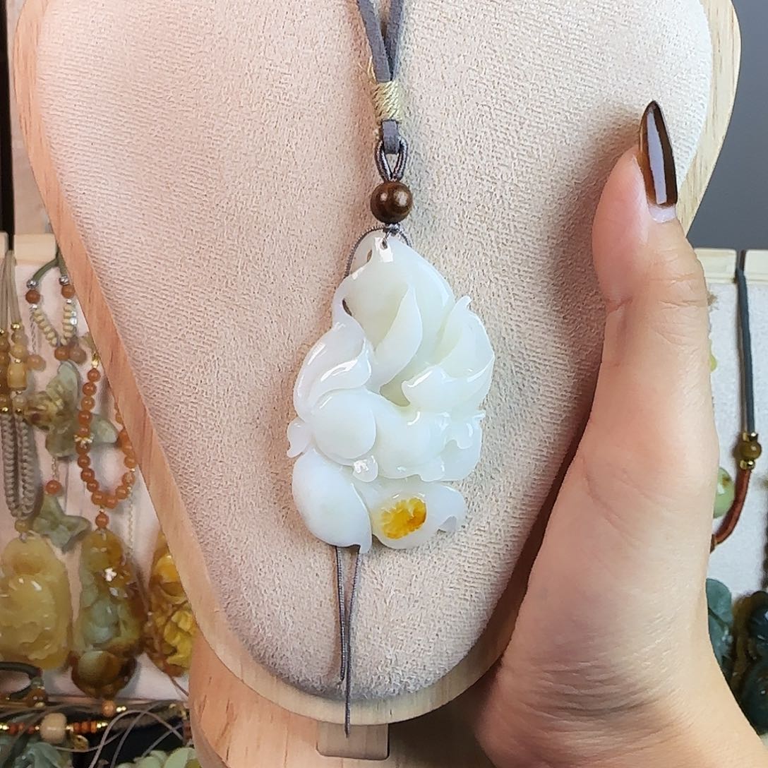 蛇纹石玉未镶嵌颈饰