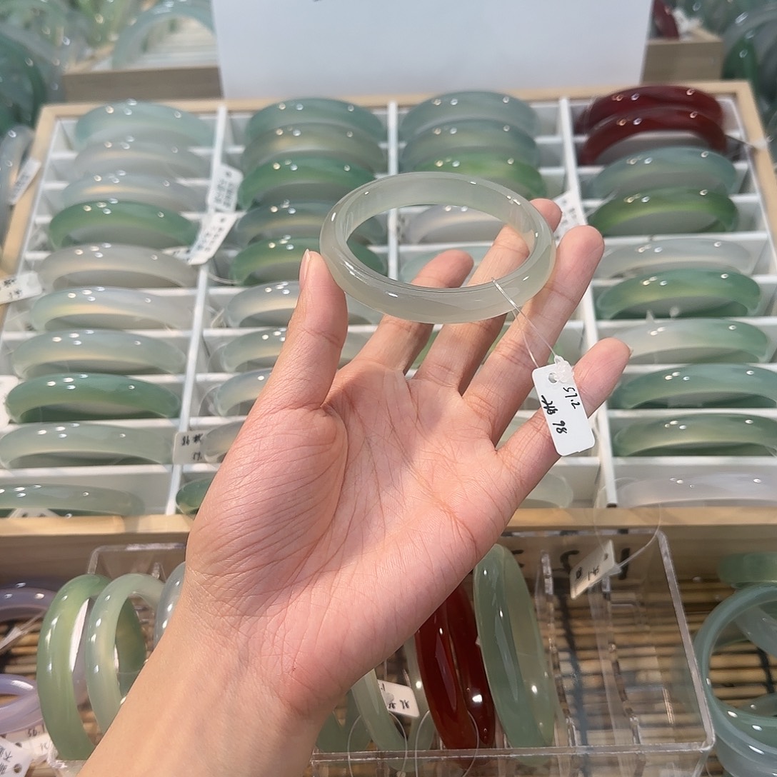 玛瑙/玉髓未镶嵌手镯圈口57.2