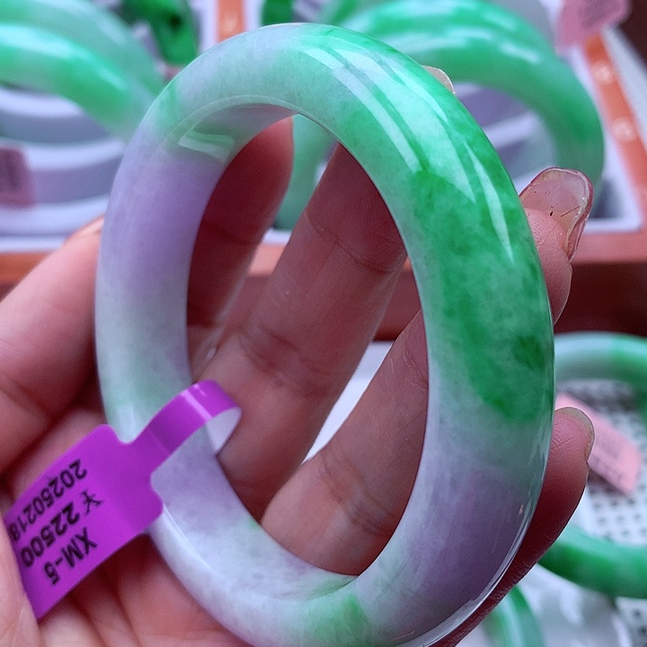 翡翠手镯未镶嵌翡翠