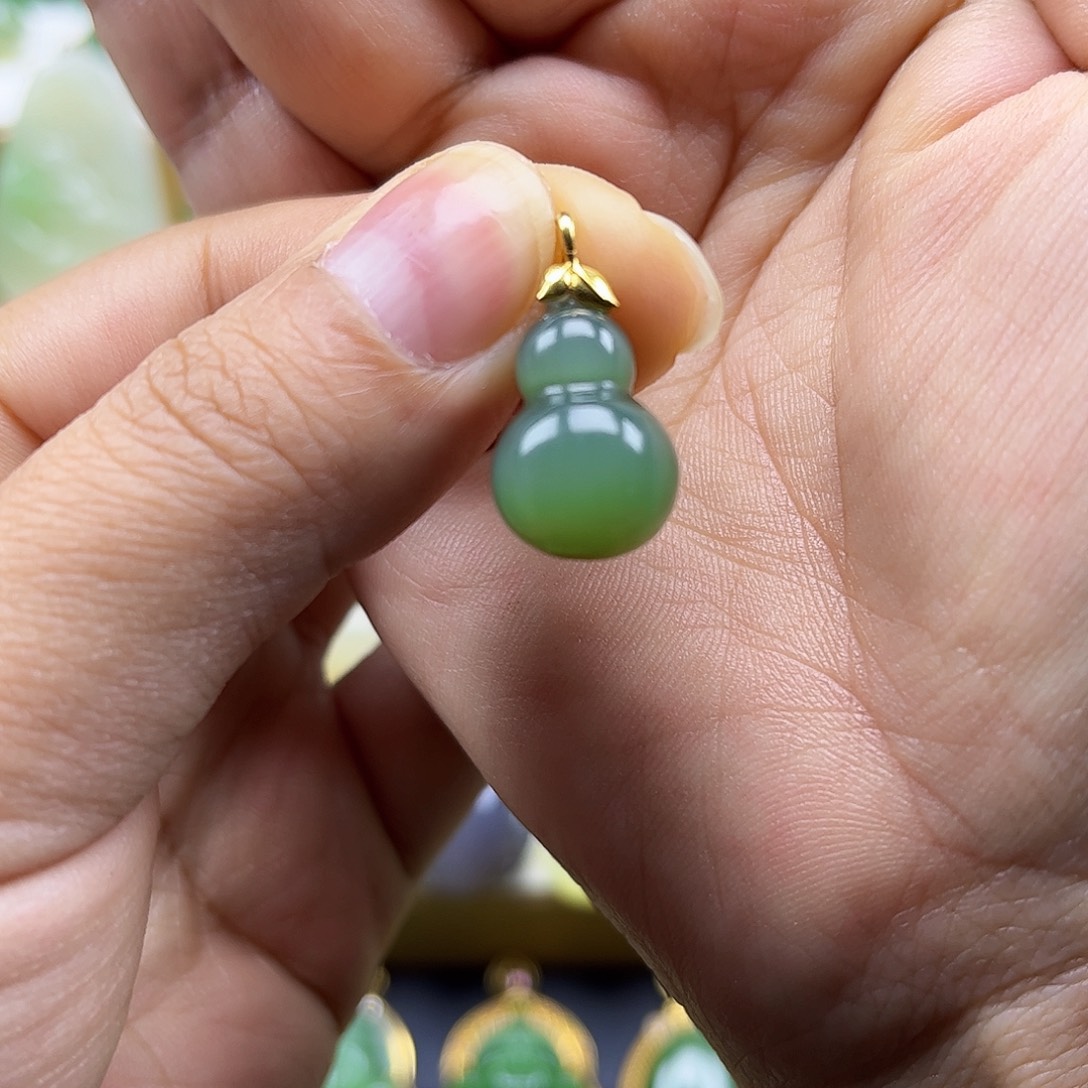 和田玉18K金镶嵌颈饰