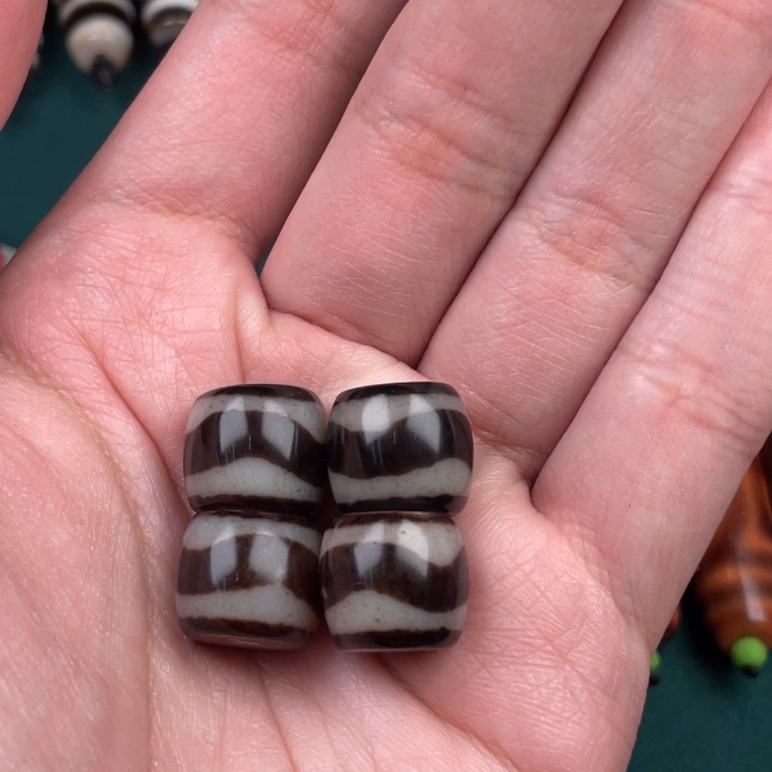 玛瑙/玉髓裸珠12mm 曲贡牙4个