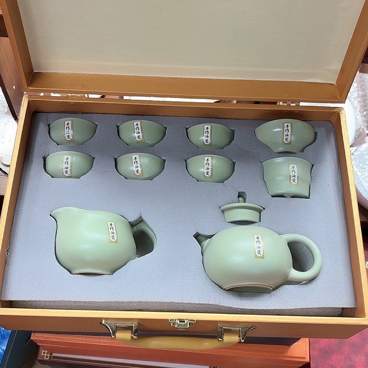 孤品茶具套装等。            