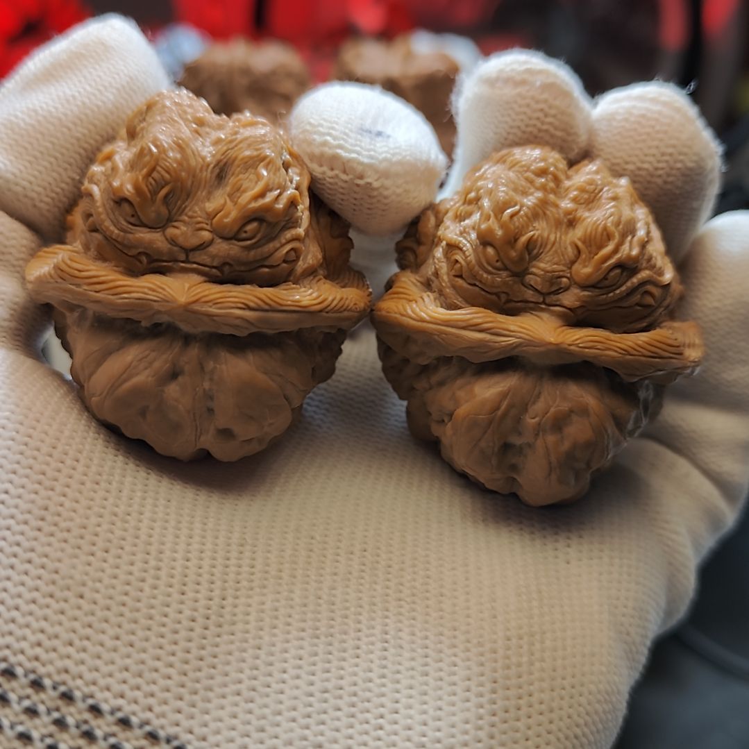 文玩核桃把件该*41尺寸蛤蟆头核桃雕刻《金蟾》