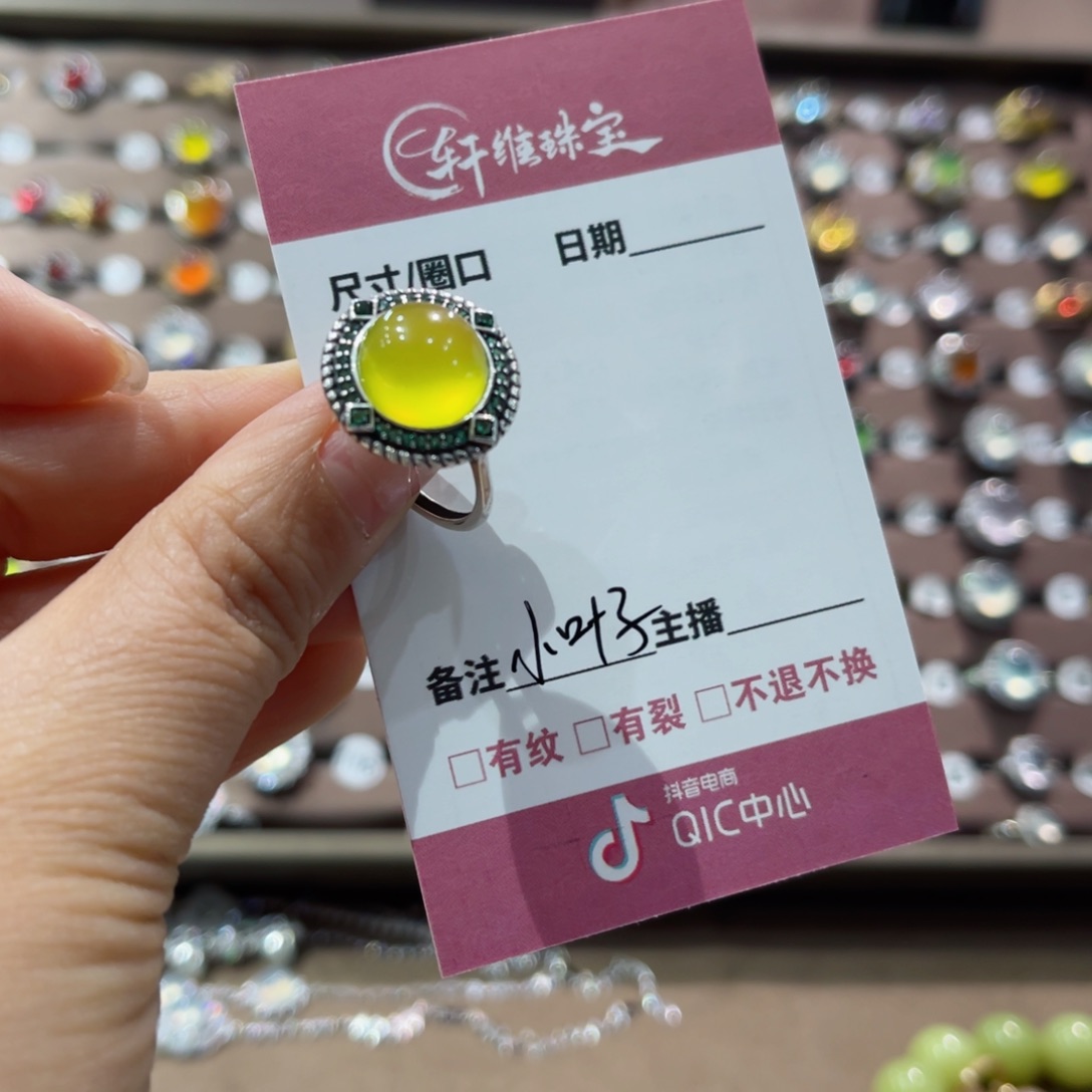蛇纹石玉手镯未镶嵌小**?手镯