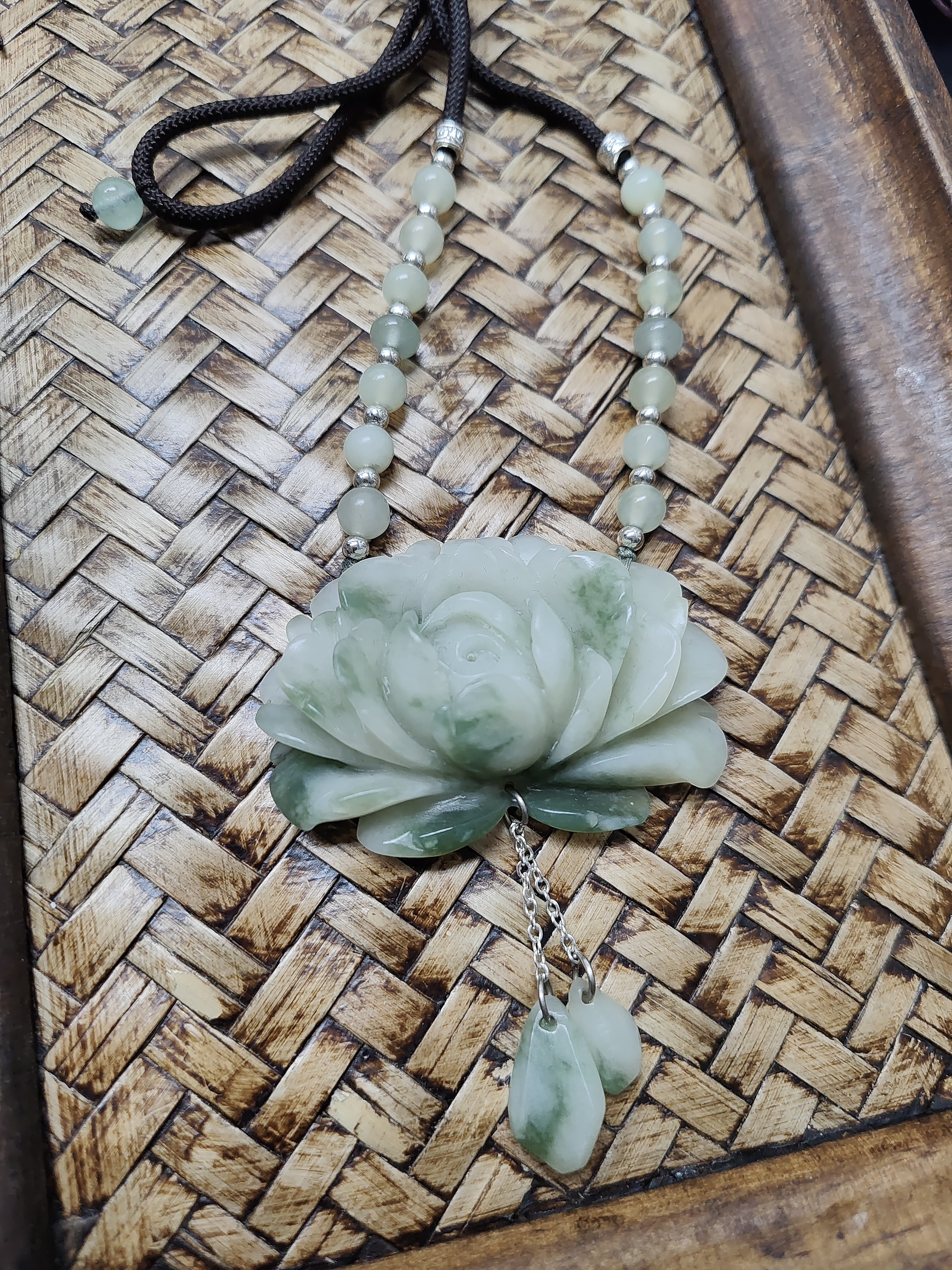 岫玉。老油翠，料雕刻，牡丹花，颈饰