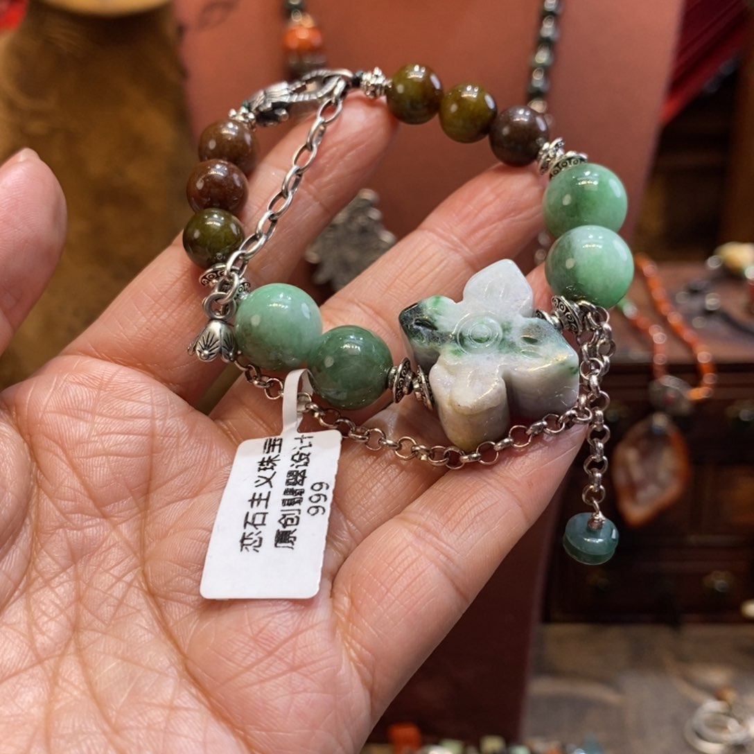 翡翠吊坠(赠链)未镶嵌