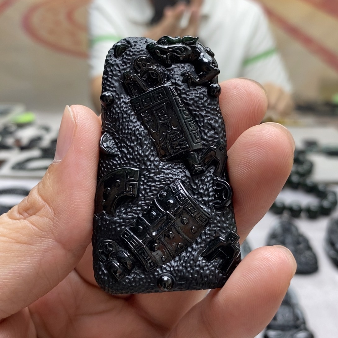 翡翠未镶嵌颈饰八破图