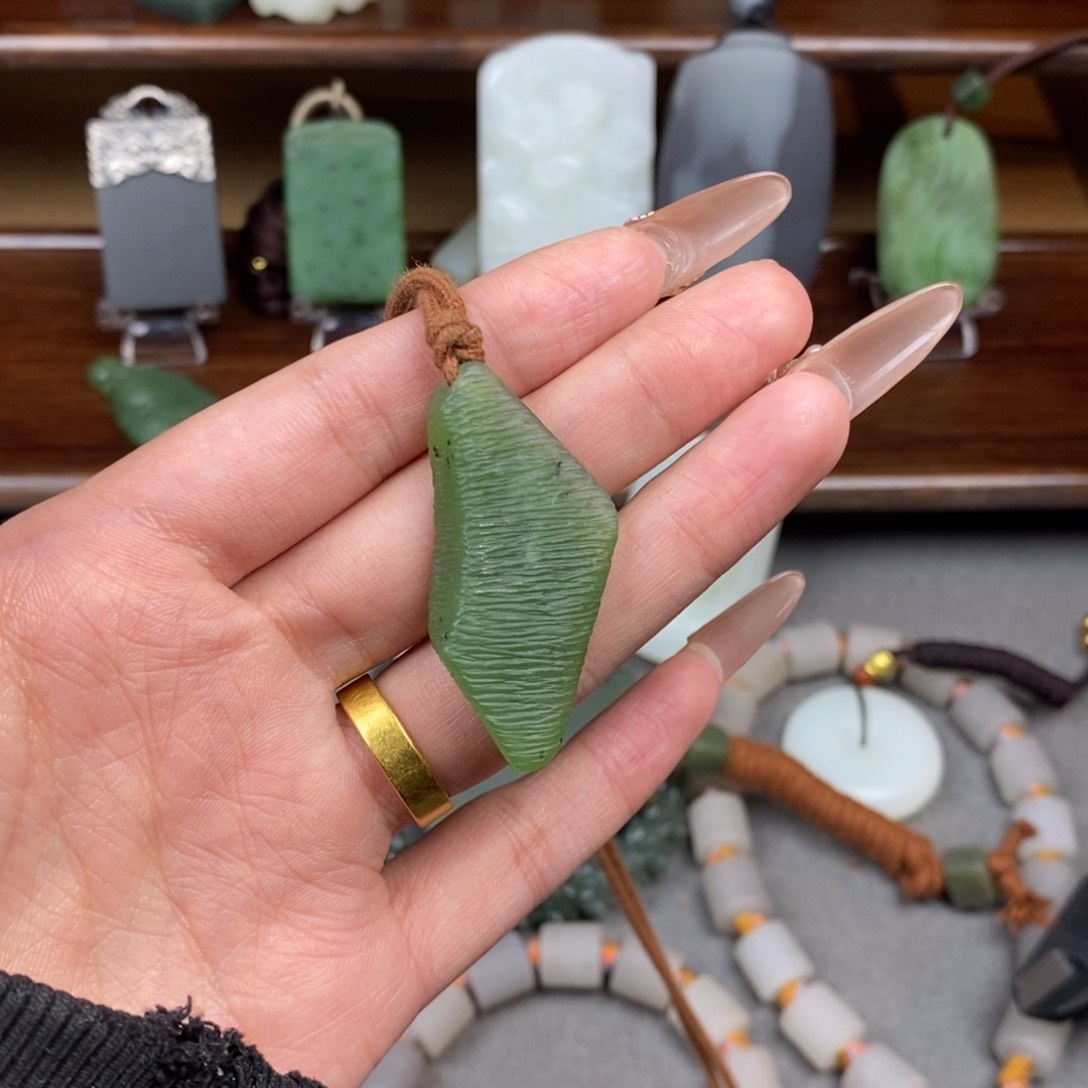 和田玉颈饰未镶嵌沁**舍