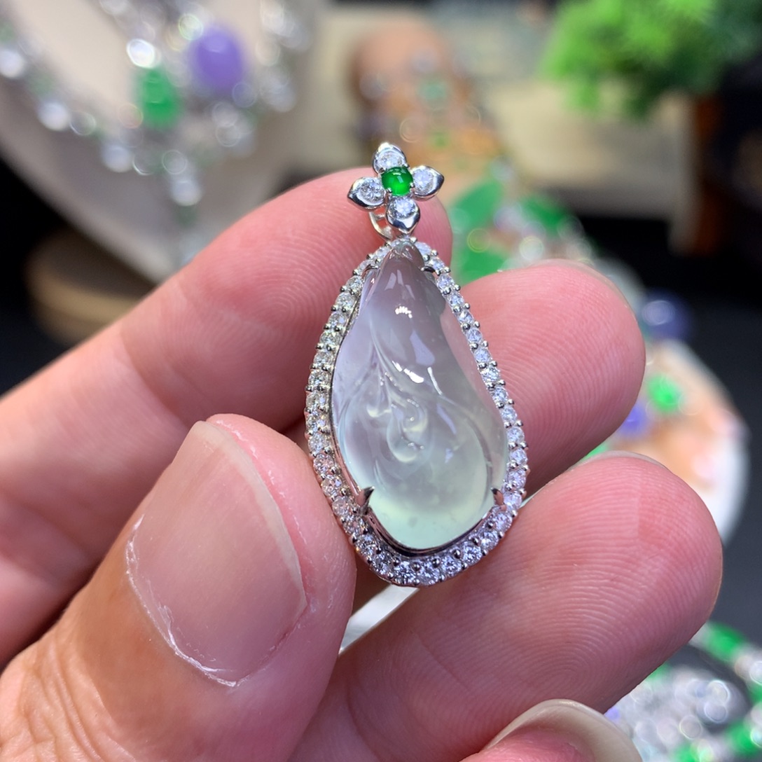 翡翠18K金镶嵌颈饰