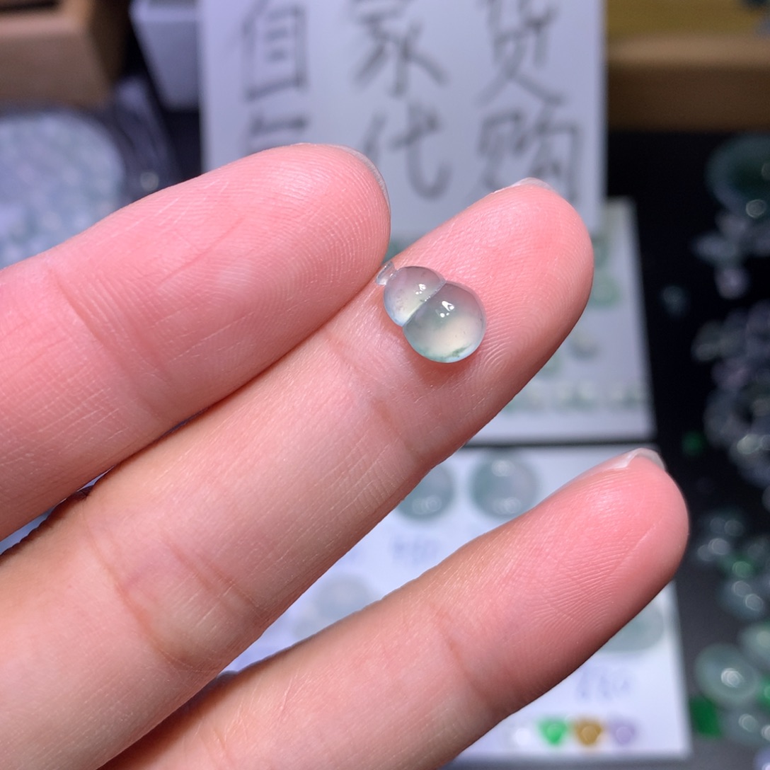 翡翠未镶嵌颈饰葫芦