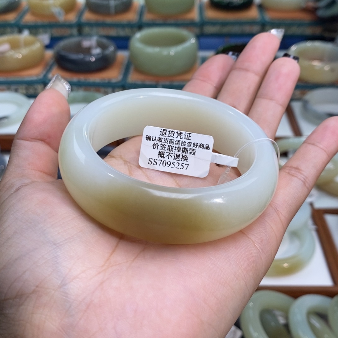 少***⁸和田玉未镶嵌手镯和田玉且末糖白5556