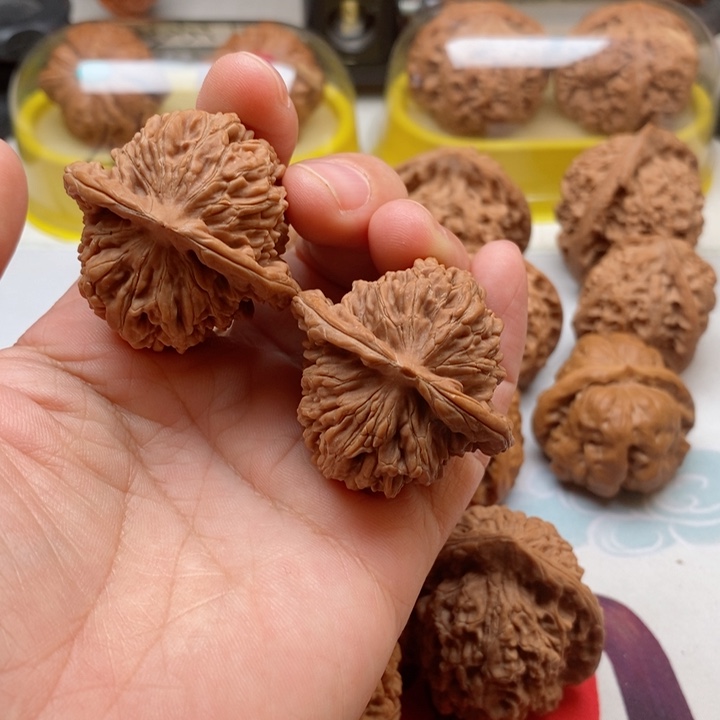 文玩核桃吊坠40四座楼有磕尖