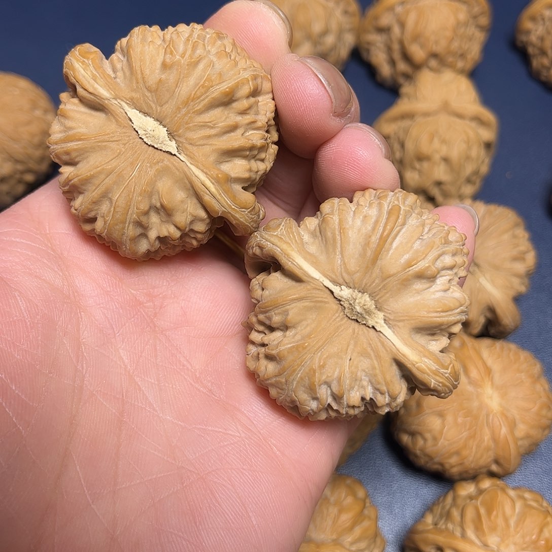 文玩核桃吊坠白狮子