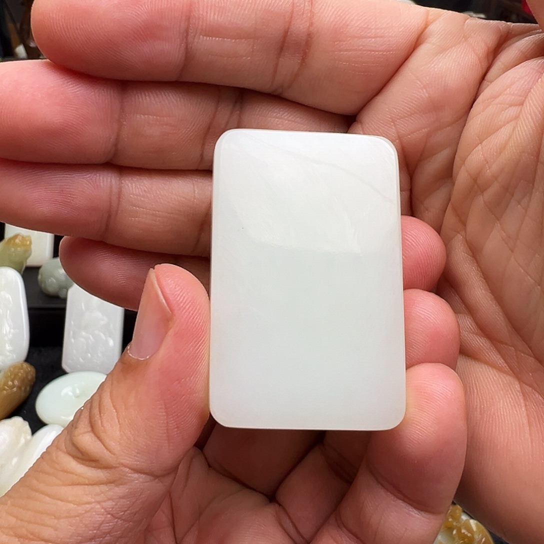 刘***_和田玉未镶嵌颈饰