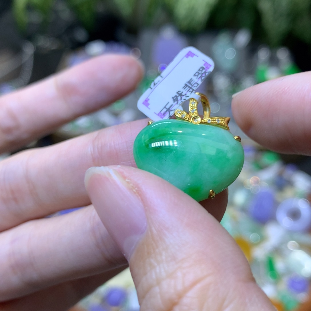 颈饰18K金镶嵌翡翠